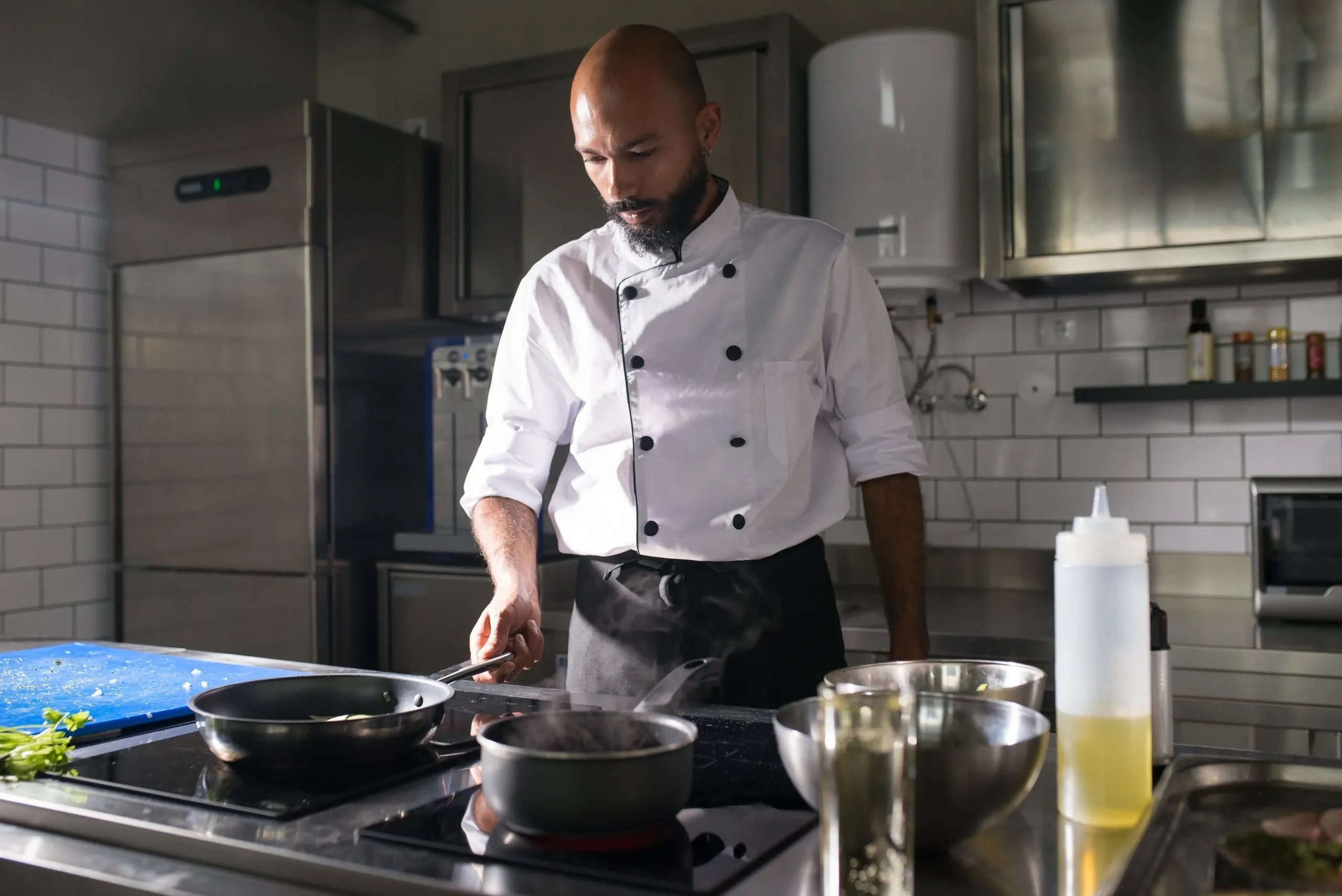 Clément Aubry, le chef, en veste blanche devant ses fourneaux