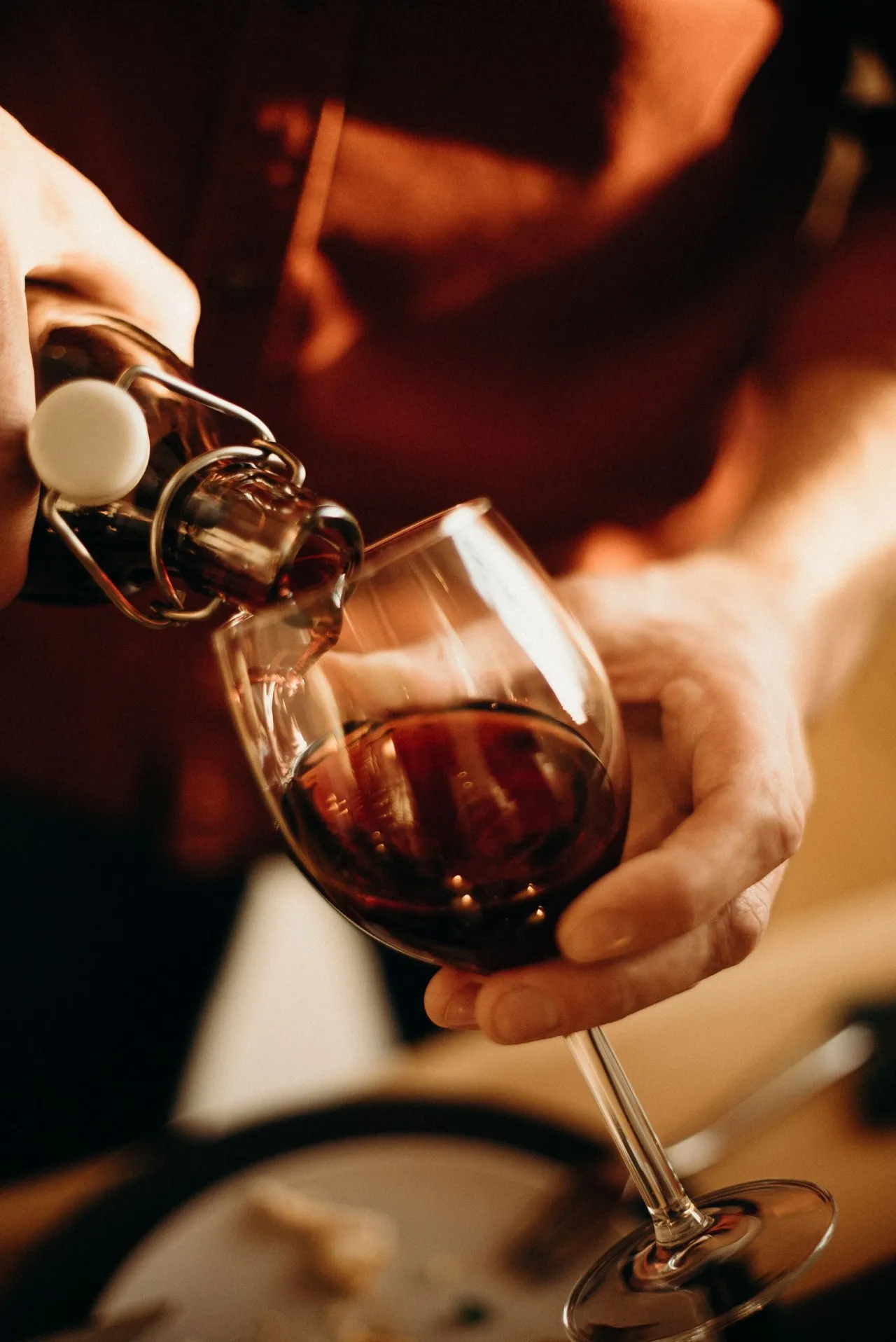 Hugo verse un vin rouge dans un verre