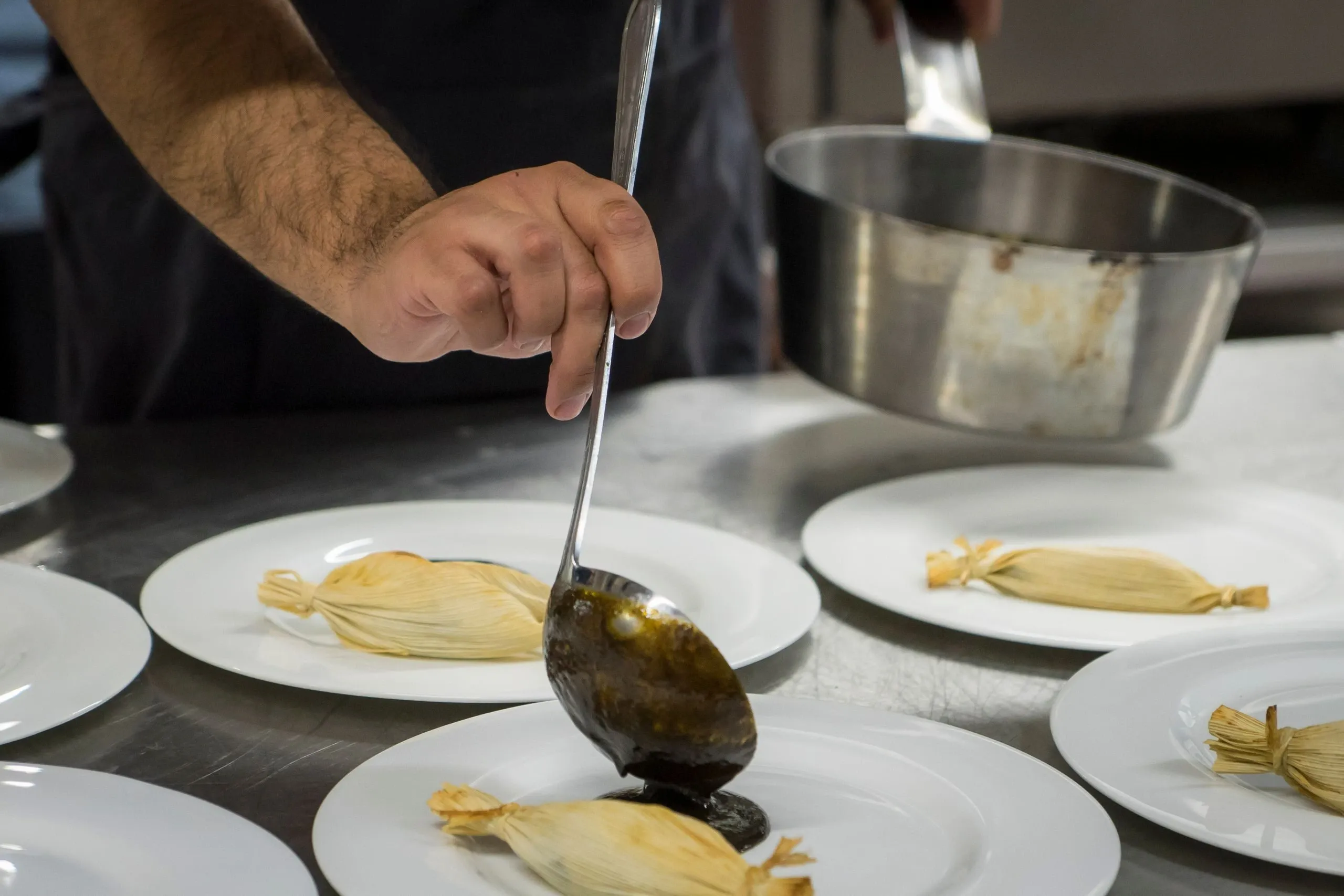 Le dressage en série : une cuillère nappe de sauce une rangée d'assiettes
